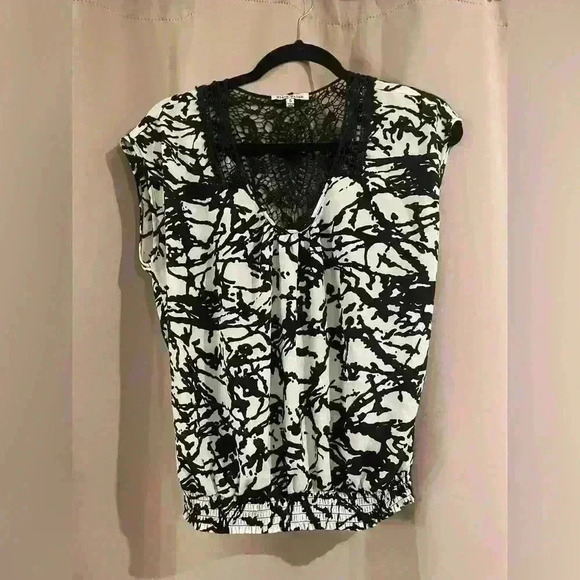 Women’s V-Cut Black Rainn Blouse - Picture 1 of 7